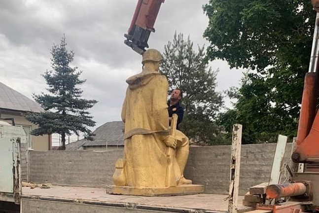 ФОТОФАКТ. У Великих Лучках демонтували пам'ятник радянському солдату
