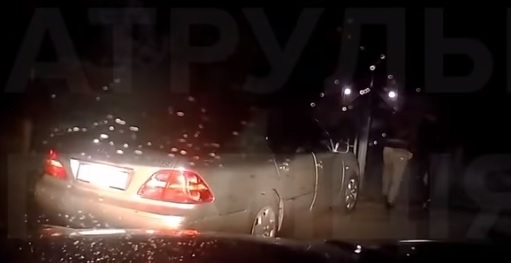 У Мукачеві нетверезого водія Lexus-а, який втікав від патрульних, зупинили, заблокувавши в тупику (ВІДЕО)