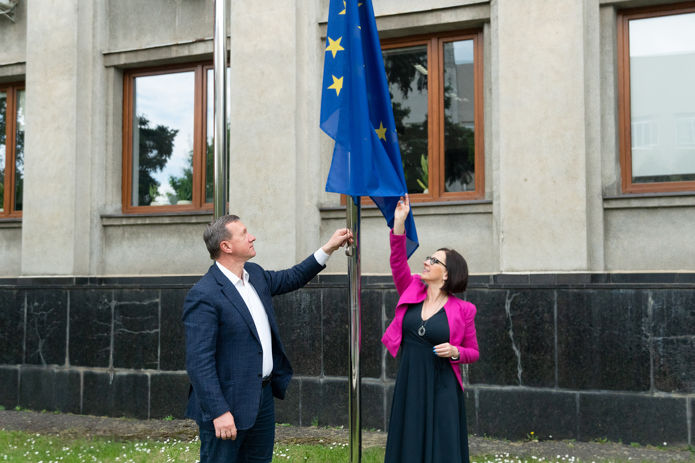 До Дня Європи біля будівлі Ужгородської міської ради підняли прапор Євросоюзу (ФОТО) 