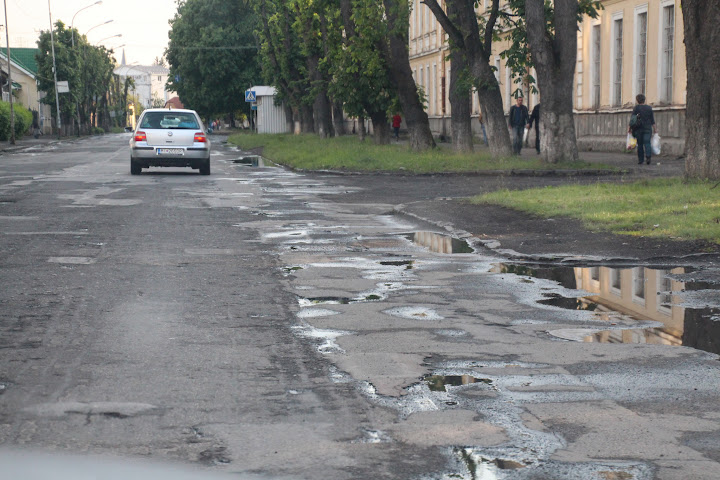 Дороги Ужгорода на 11,3 млн відремонтують з різницею цін на асфальтну суміш та бітумну емульсію у 7-12% для різних вулиць