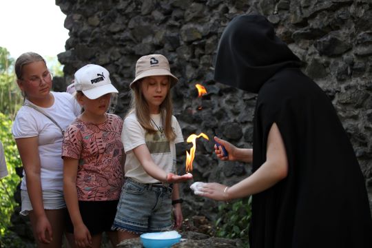 На Закарпатті діти захисників України з нагоди свята шукали скарби в замку та каталися на конях (ФОТО)