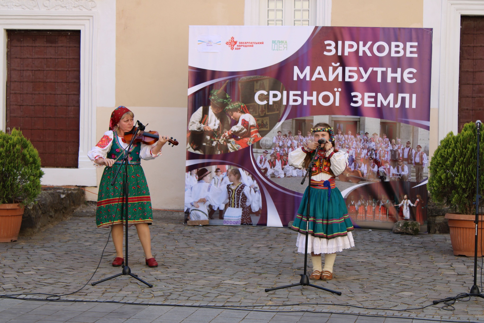 В Ужгородському замку Закарпатський народний хор представив авторський проєкт "Зіркове майбутнє Срібної Землі" (ФОТО)