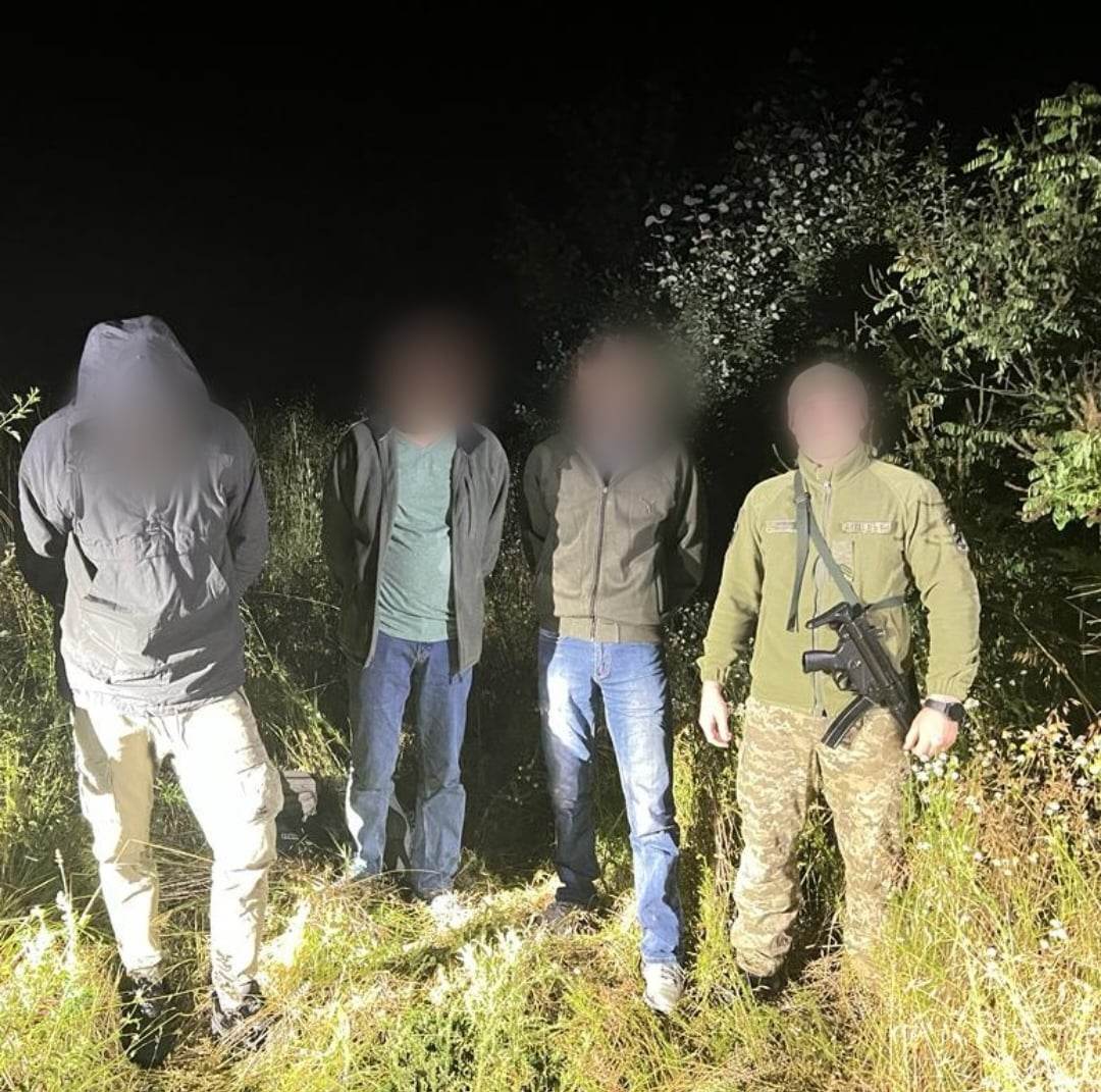 На Закарпатті затримали трьох чоловіків, які за 14 тис. доларів намагалися потрапити до Угорщини (ФОТО)