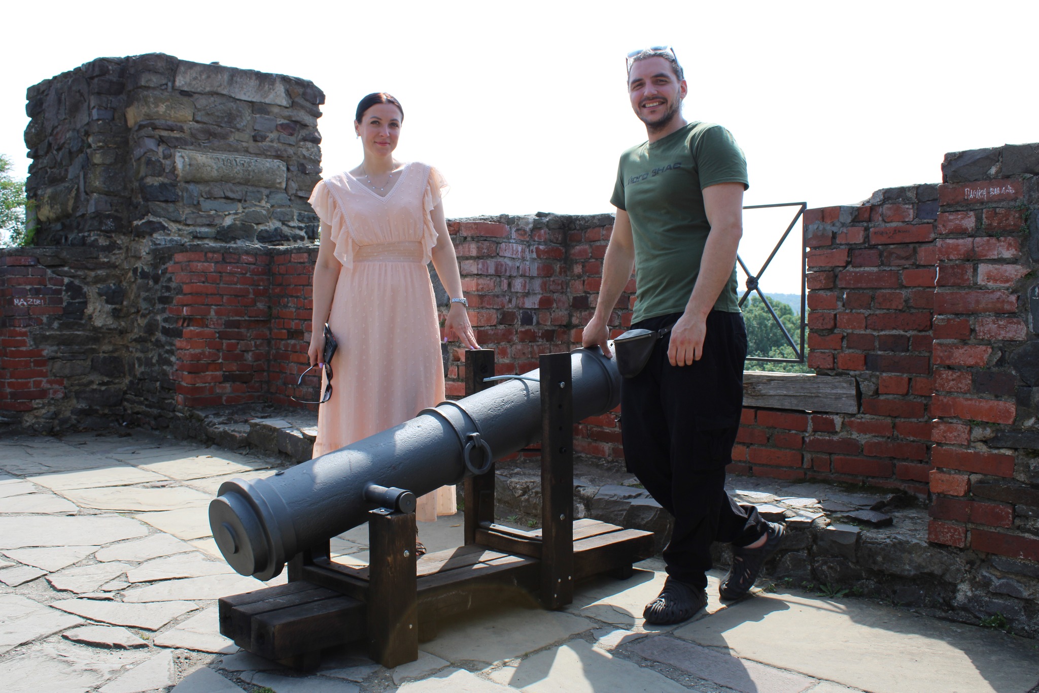 В Ужгородському замку відкрили нову фотозону з історичною реконструкцією середньовічної гармати (ФОТО)