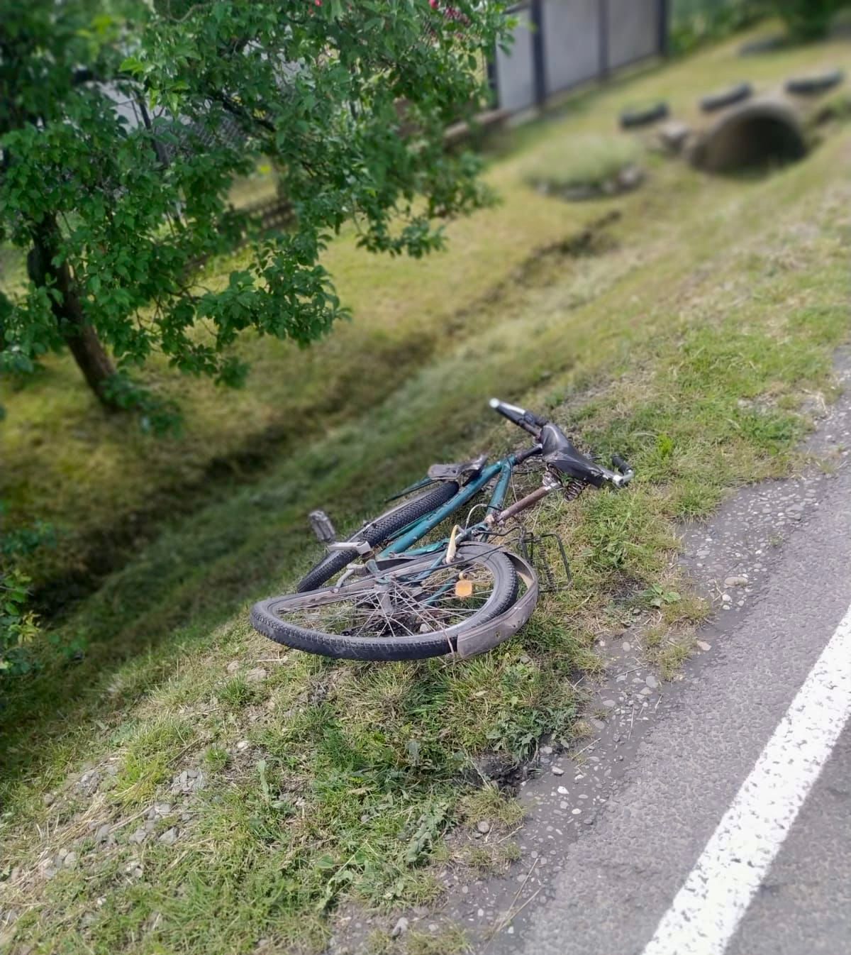 На Ужгородщині водій авто на смерть збив велосипедиста, що вирішив повернути (ФОТО)