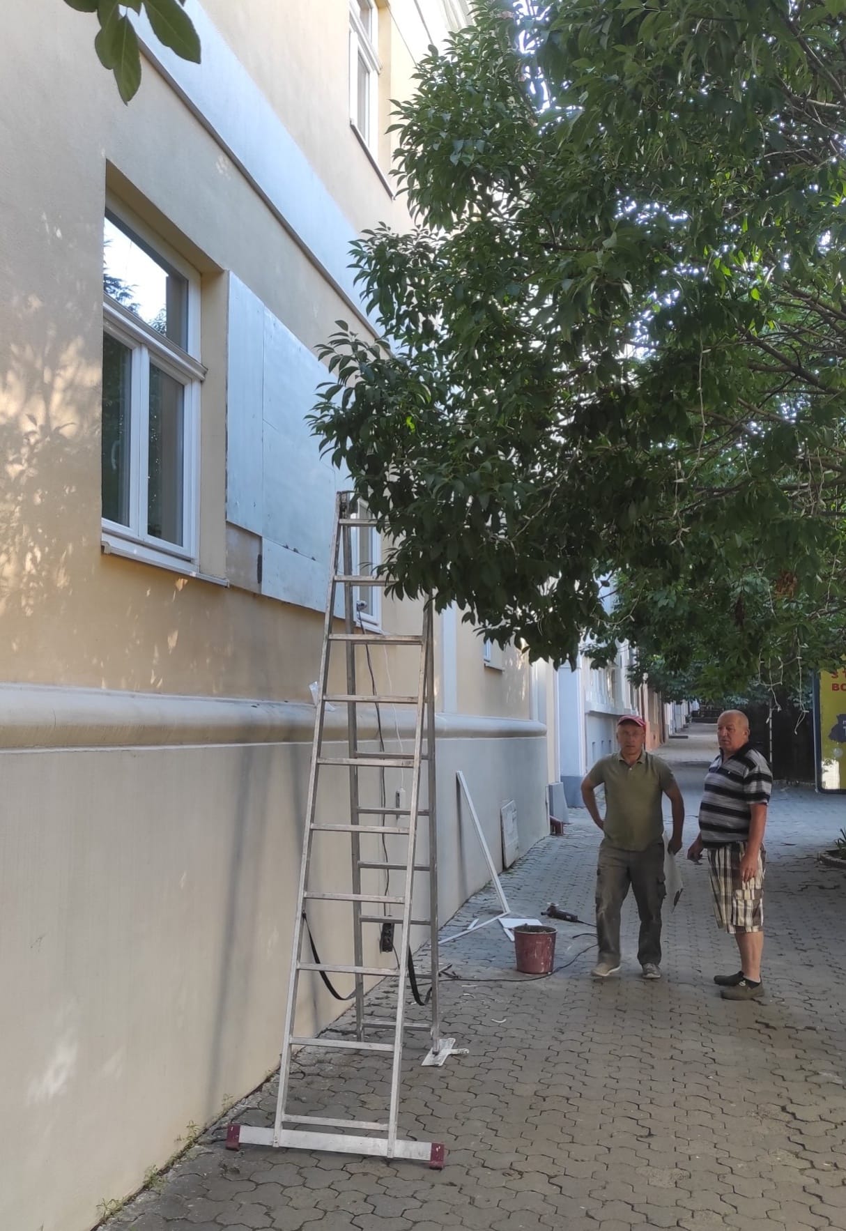 В Ужгороді з фасаду музичної школи демонтують зображення Чайковського (ФОТО)