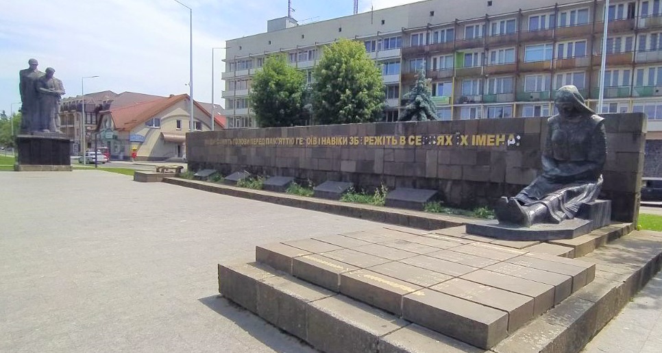 У Виноградові розпочалося громадське обговорення щодо демонтажу пам'ятника радянським солдатам в центрі міста (ФОТО)