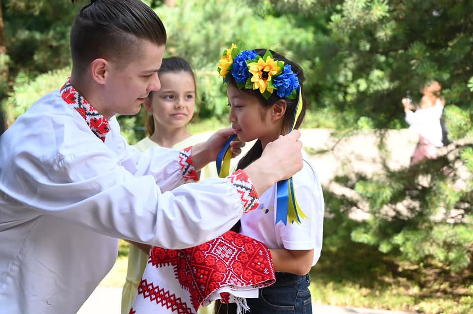 Наймолодша волонтерка з Японії розпочала свою місію підтримки України з Закарпаття (ФОТО)