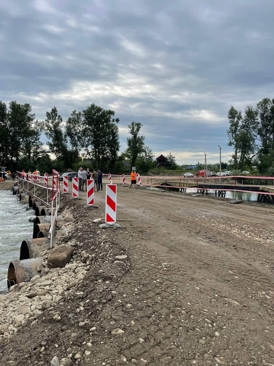 У тестовому режимі на Тячівщині запустили рух автомобілів тимчасовою переправою через річку Тересва (ФОТО)