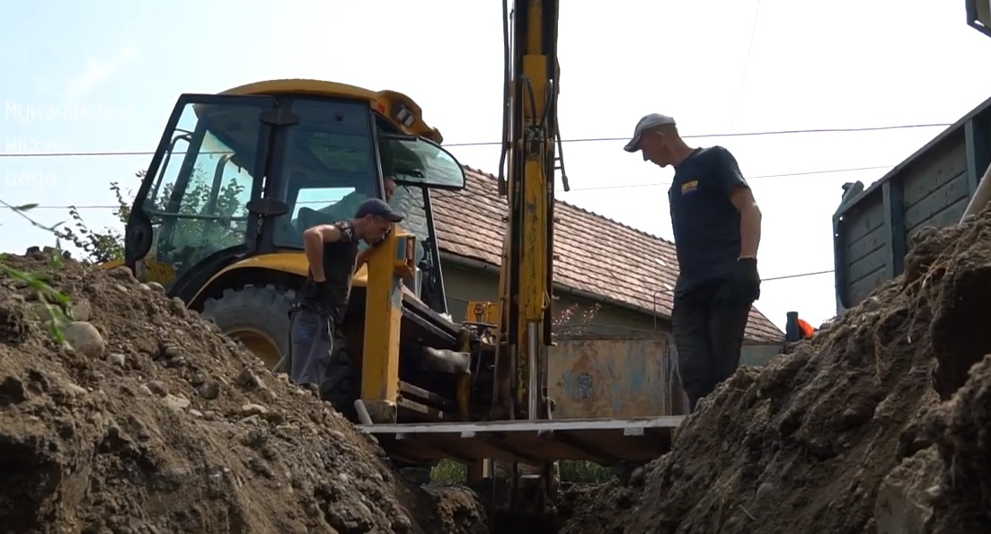 У Мукачеві прокладають новий водопровід та каналізацію ще на двох вулицях (ВІДЕО)