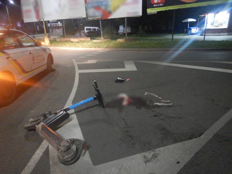 В Ужгороді водій легковика збив молодого чоловіка на самокаті (ФОТО)