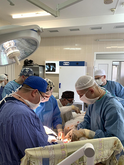 У Закарпатській обласній лікарні провели надскладну комбіновану операцію пацієнту з вогнепальним пораненням (ФОТО)