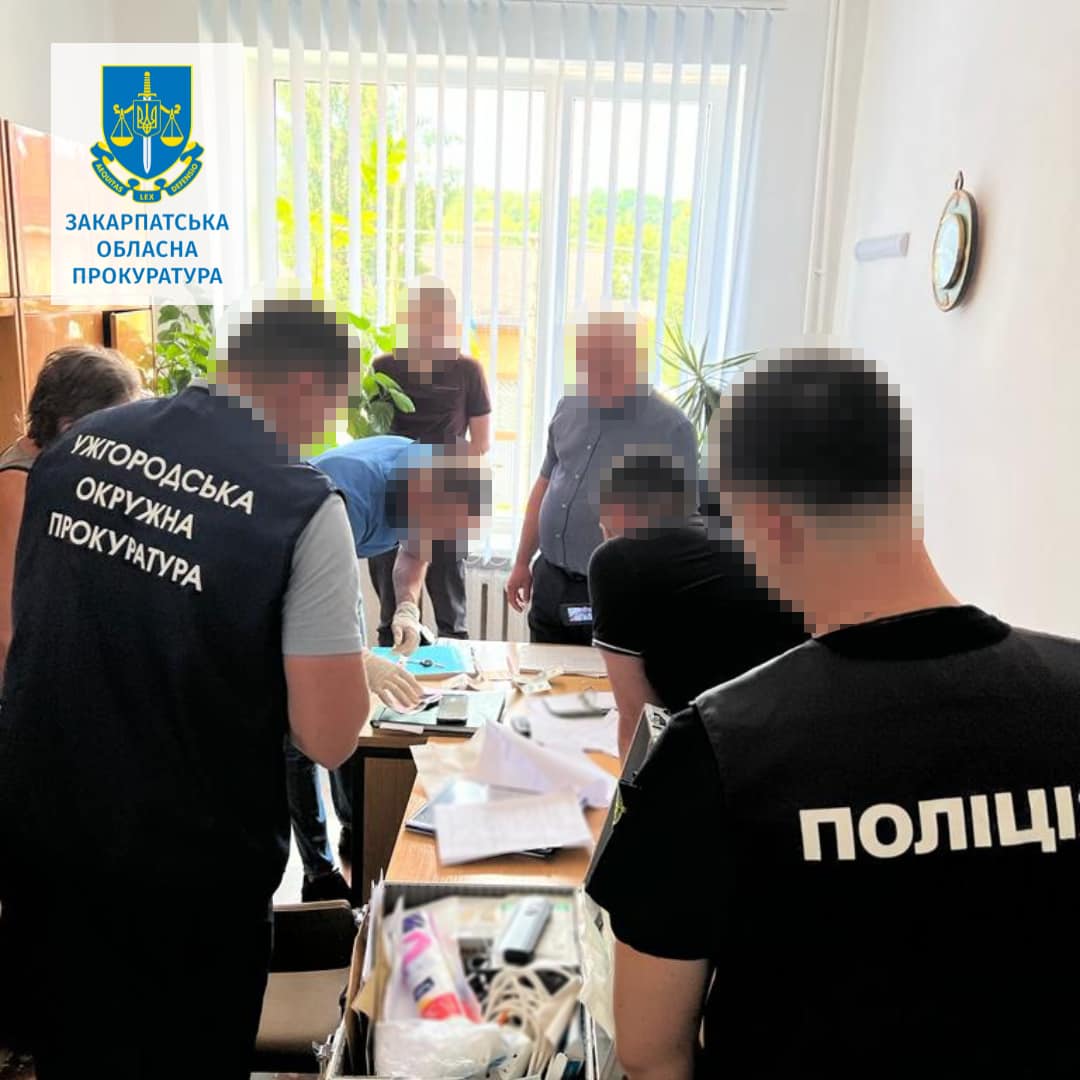 Заступника директора однієї з лікарень Ужгородщини, підозрюваного в одержанні хабаря, взяли під варту із заставою (ФОТО)