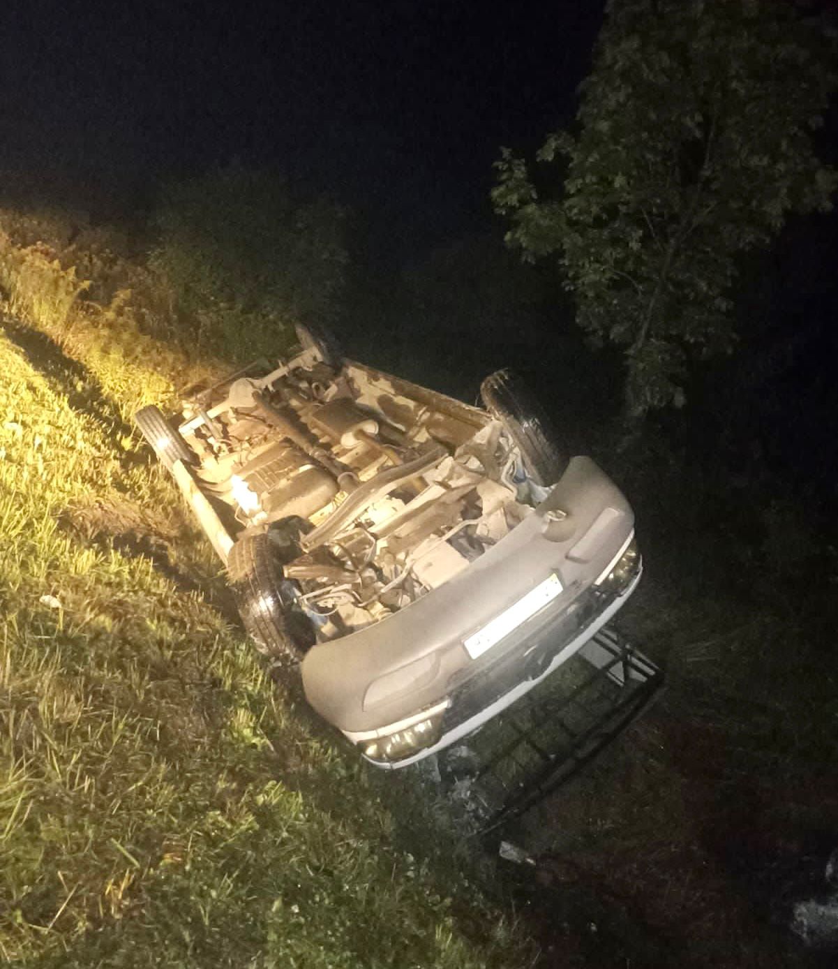 На Мукачівщині мікроавтобус перекинувся на дах, водій загинув у "швидкій" дорогою до лікарні (ФОТО)