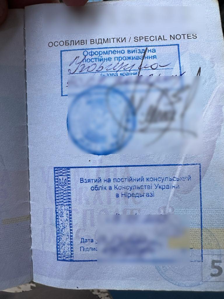 На Закарпатті псевдоволонтер та псевдомігрант намагалися виїхати з України за підробленими документами (ФОТО)