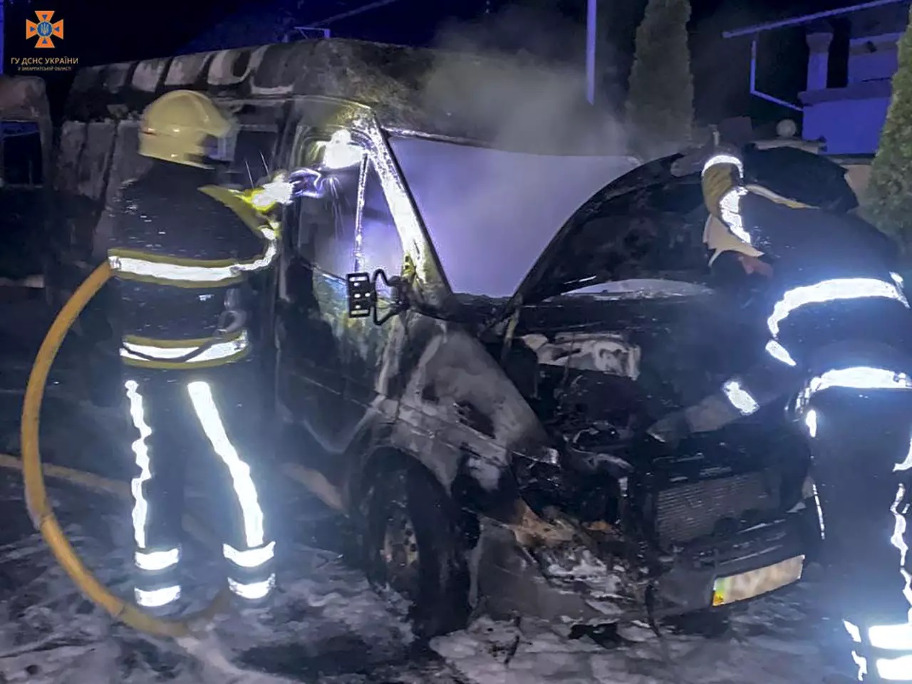 Пожежу мікроавтобуса в Ключарках на Мукачівщині вночі з вікна побачив сам власник авто (ФОТО)