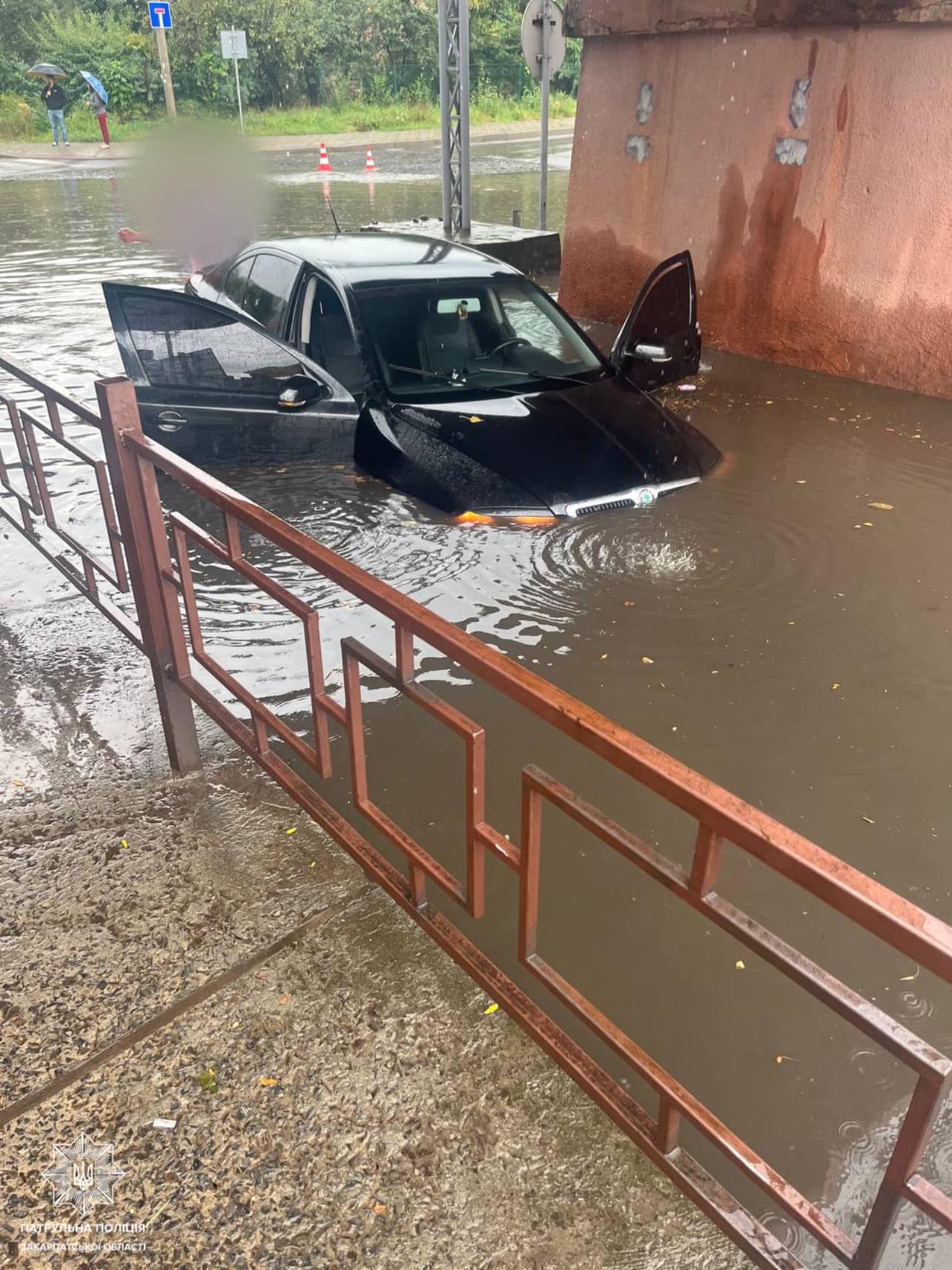 В Ужгороді під мостом на Анкудінова внаслідок зливи "затонув" легковик (ФОТО)