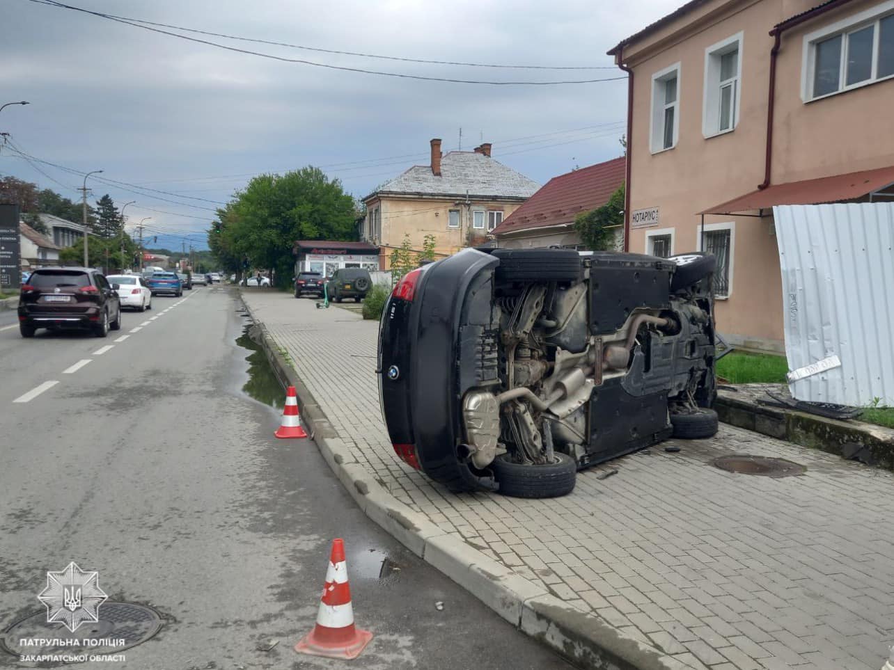 В Ужгороді п'янючий водій посеред вулиці перекинувся і "приліг" на бік (ФОТО)
