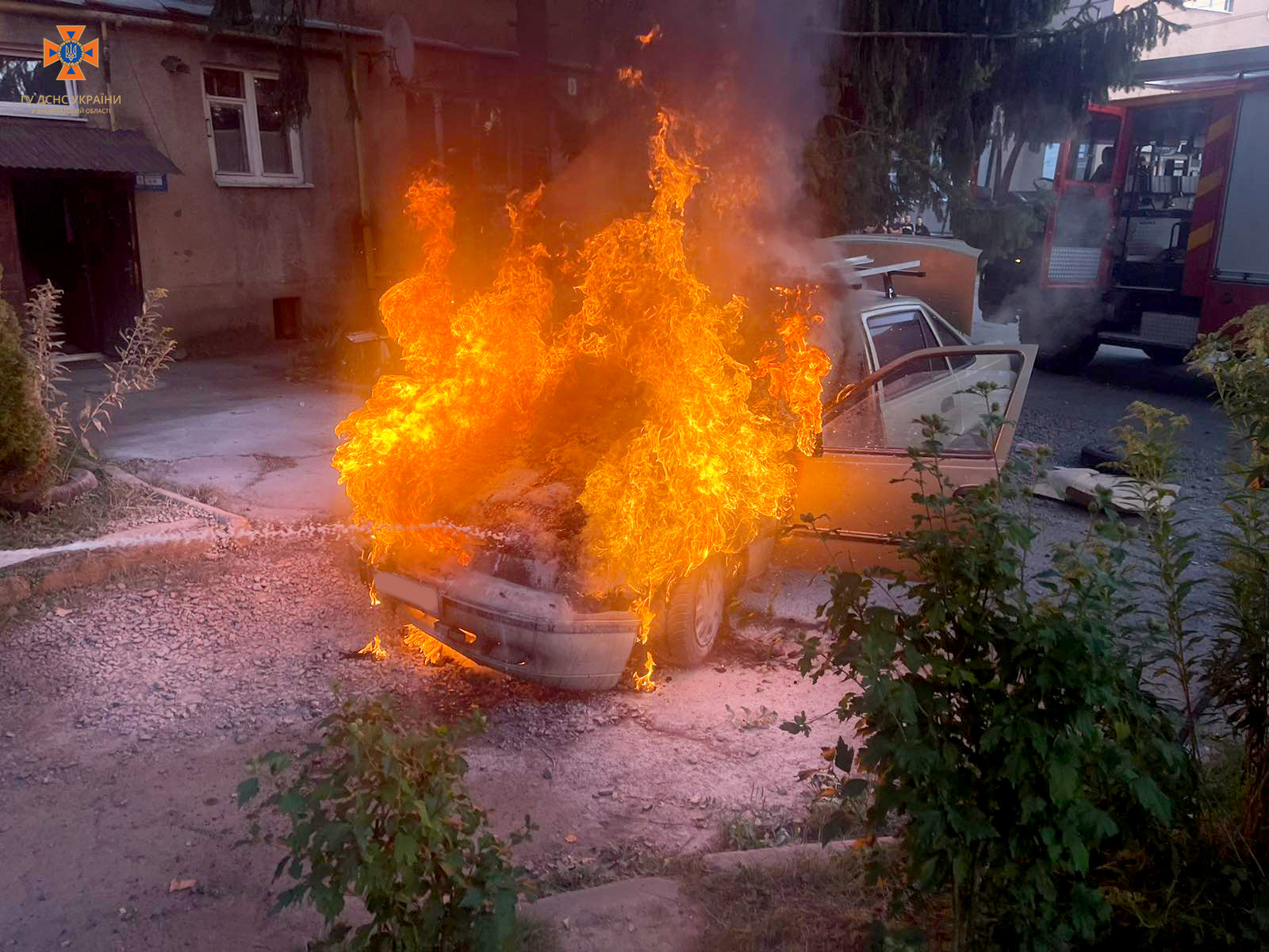 У Хусті загорілося таксі, яке везло пасажирів (ФОТО)