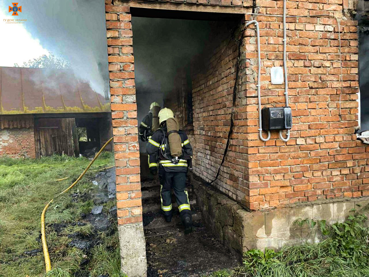 На Хустщині під час пожежі господар будинку сховався від рятувальників, бо боявся покарання (ФОТО)