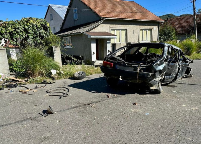 На Хустщині п'яний водій перекинувся на авто: один із пасажирів загинув, ще 3 людей – у лікарні (ВІДЕО)