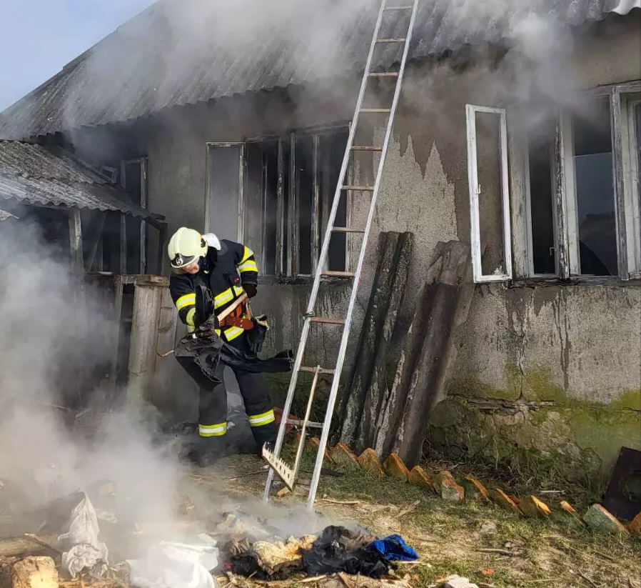 Рятувальники обмежили пожежу будинку в Ірляві Середнянської громади однією кімнатою (ФОТО)