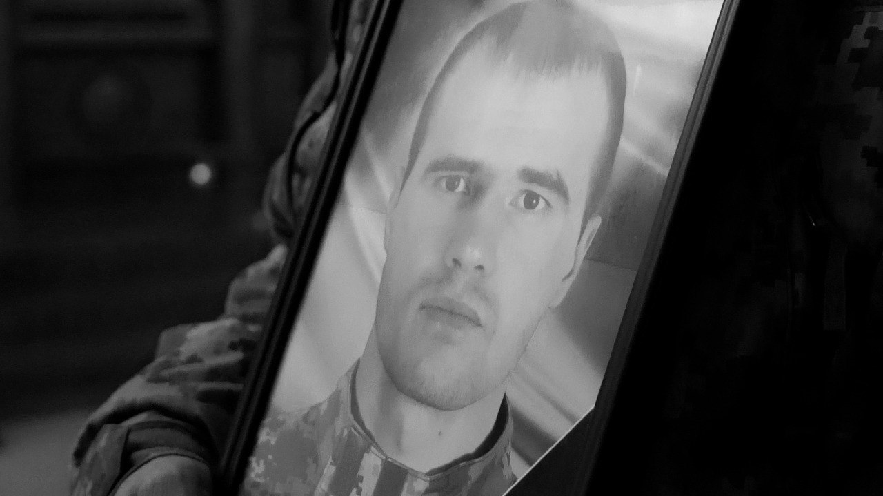 У Мукачеві поховали полеглого на війні 36-річного Олександра Жемелка (ВІДЕО)