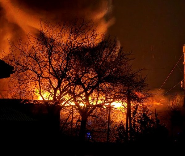 27 рятувальників і 8 одиниць техніки гасили вночі недіючий склад у Оноківцях біля Ужгорода (ФОТО, ВІДЕО)