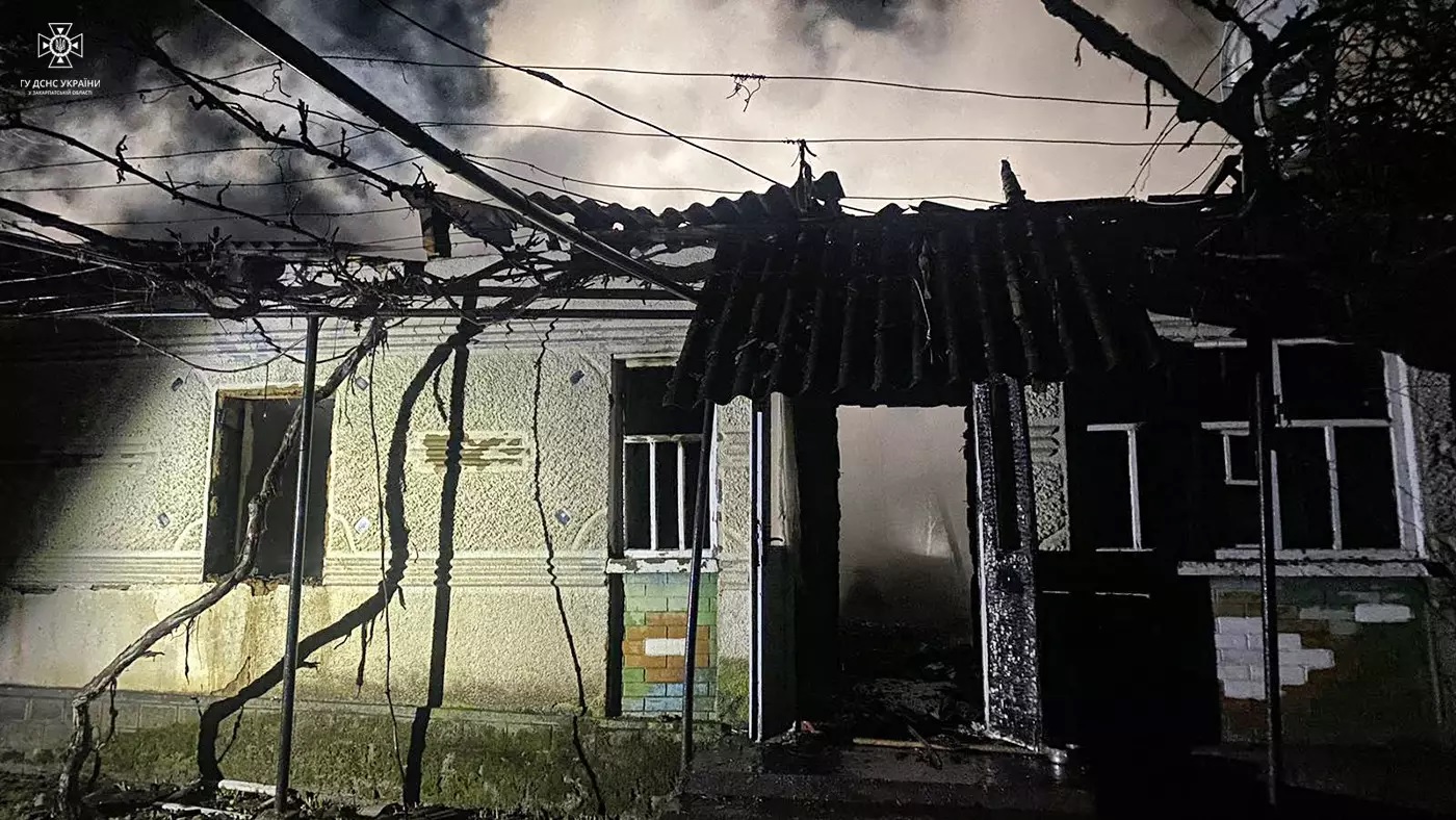 У Новоселиці Берегівського району через пічне опалення загорівся будинок (ФОТО)