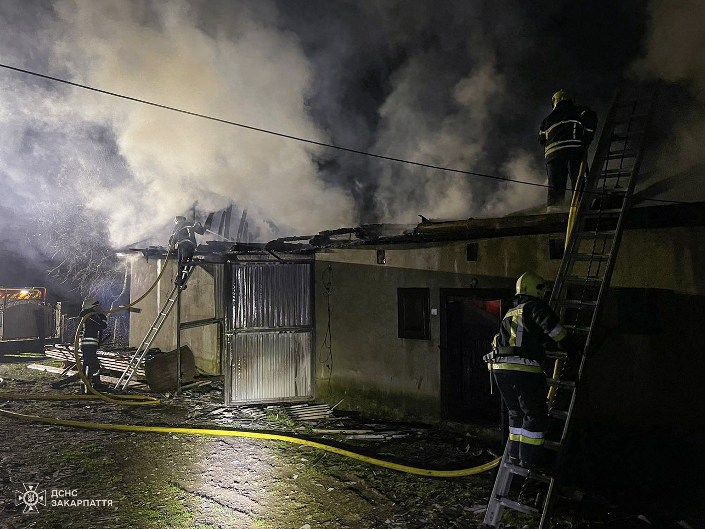 У Нанкові на Хустщині вночі в гаражі згорів Hyundai Santa Fe (ФОТО)