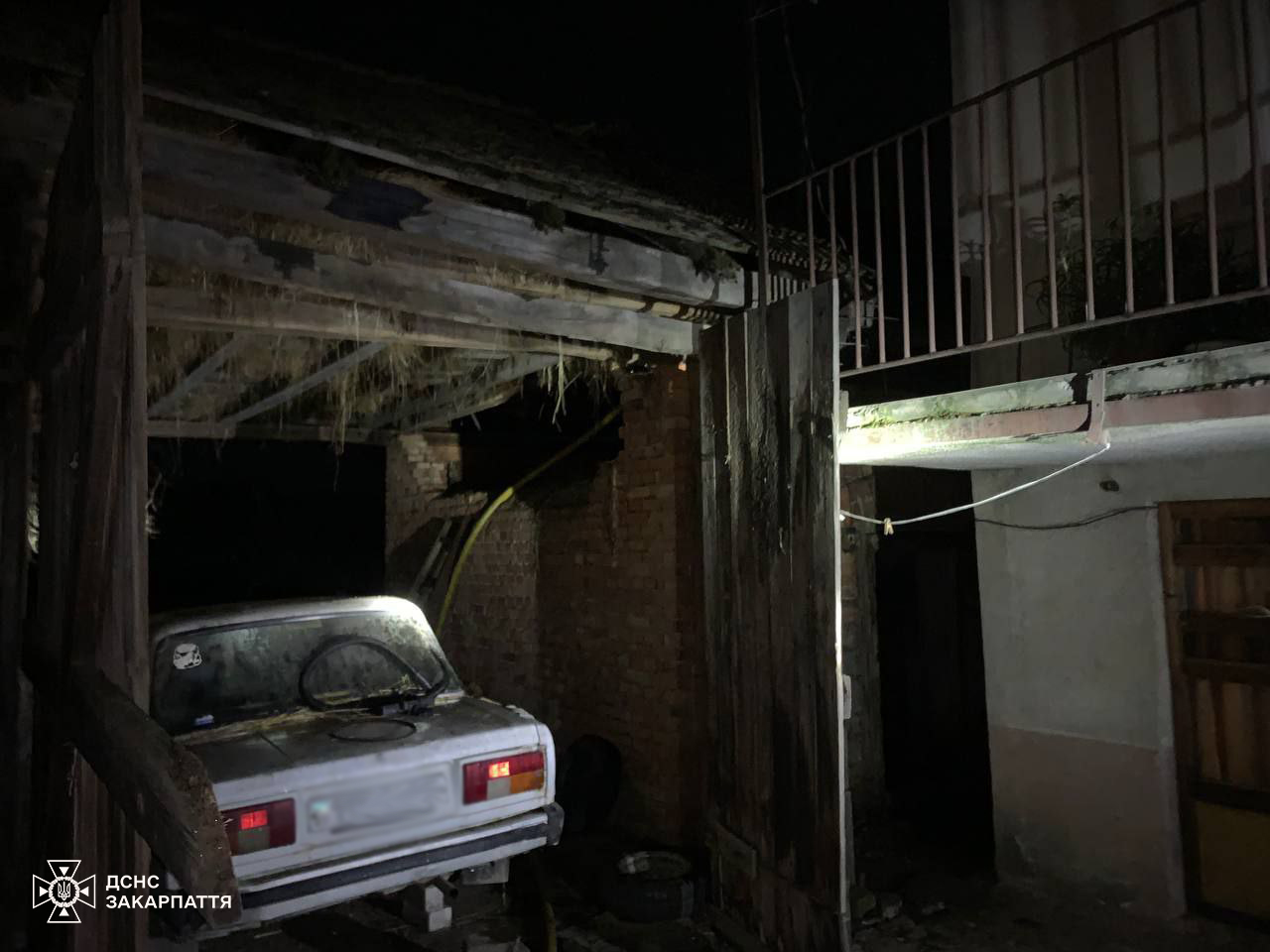 У Ключарках на Мукачівщині від вогню врятували дві будівлі та легковик (ФОТО)