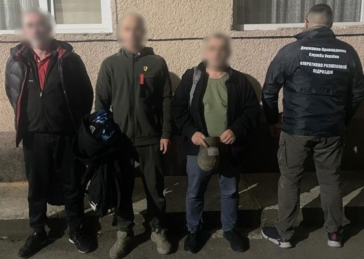 На Закарпатті біля кордону з Румунією затримали двох псевдоволонтерів-"ухилянтів" та їх провідника (ФОТО)