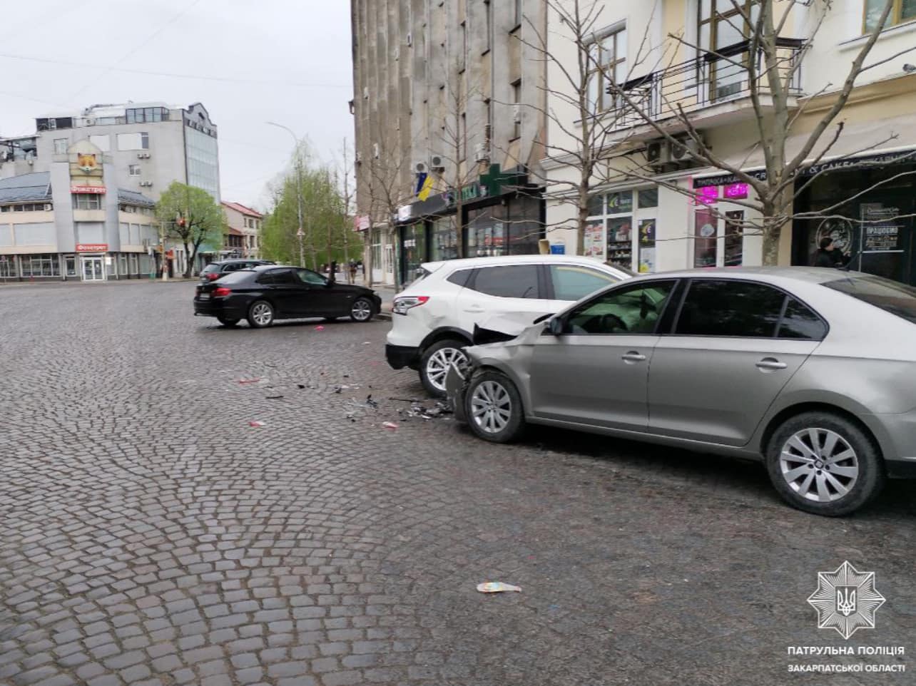 В Ужгороді на площі Петефі "п'яний" Seat розтрощив 3 припарковані авто (ФОТО, ВІДЕО)