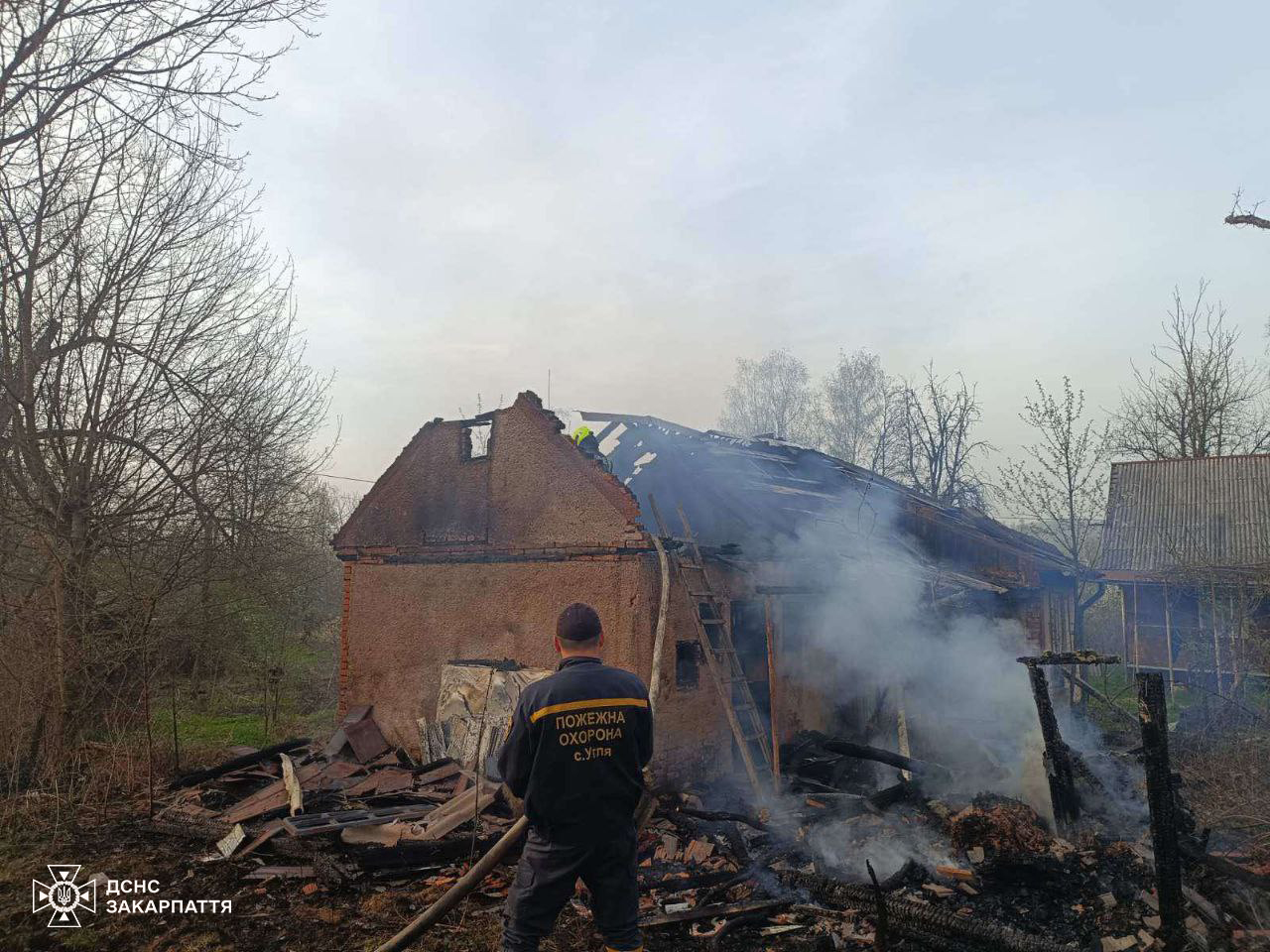 Через підпал сухостою в Углі на Тячівщині вигоріла надвірна споруда (ФОТО)