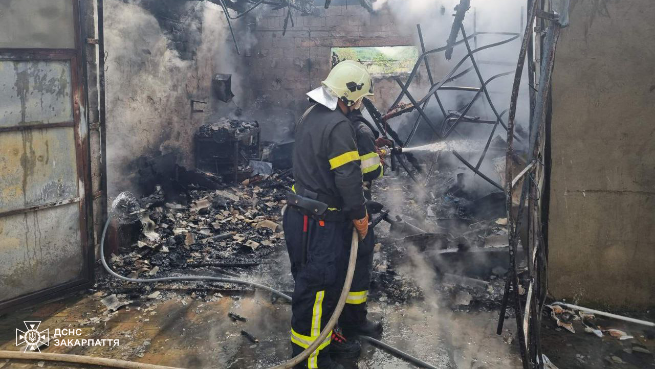 У понеділок в Бобовищі на Мукачівщині вигорів гараж, а в Мукачеві – саманна "конюшня" (ФОТО)