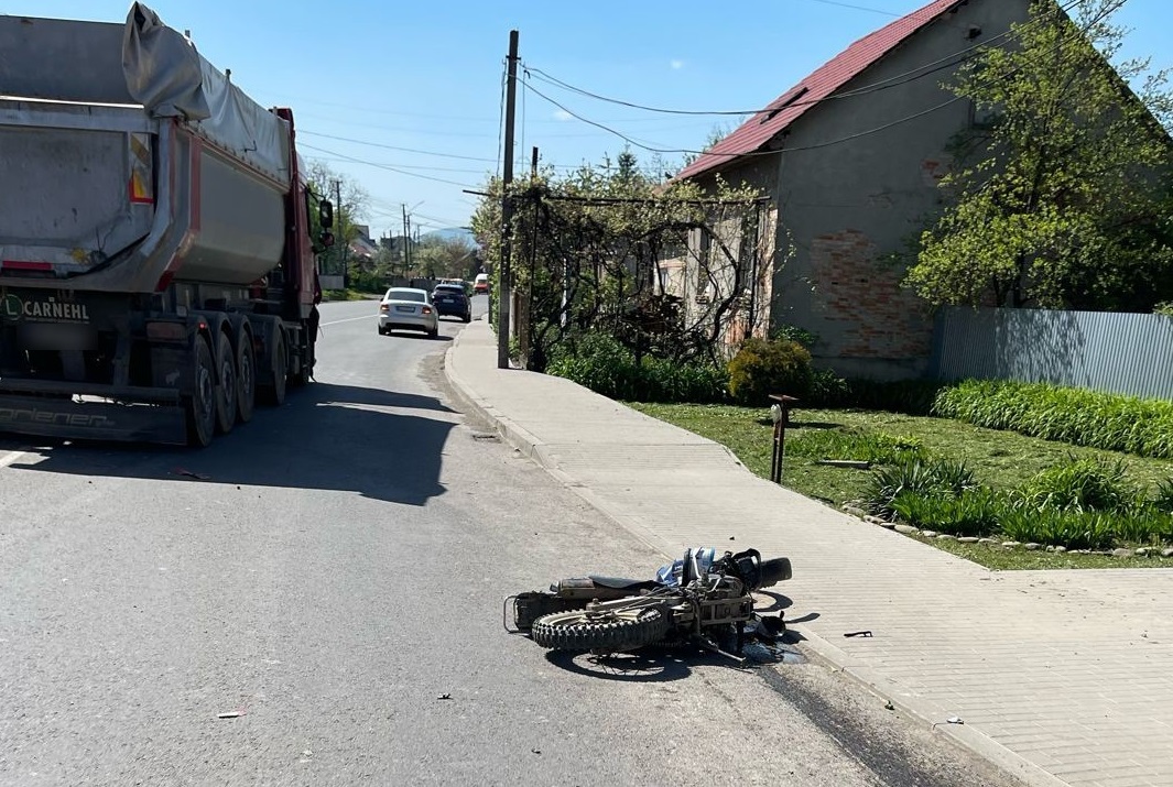 У Горінчові на Хустщині у зіткненні з вантажівкою загинув мотоцикліст, його пасажирку госпіталізували (ФОТО)