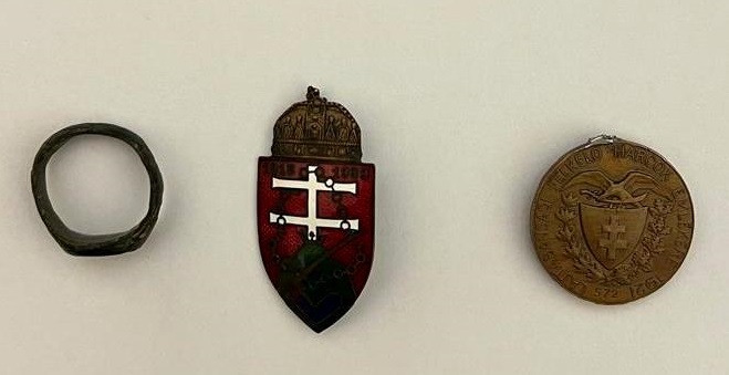 У закарпатки, що їхала до угорщини, на кордоні вилучили нагрудний знак, медальйон Австро-Угорської імперії та інші раритетні предмети (ФОТО)