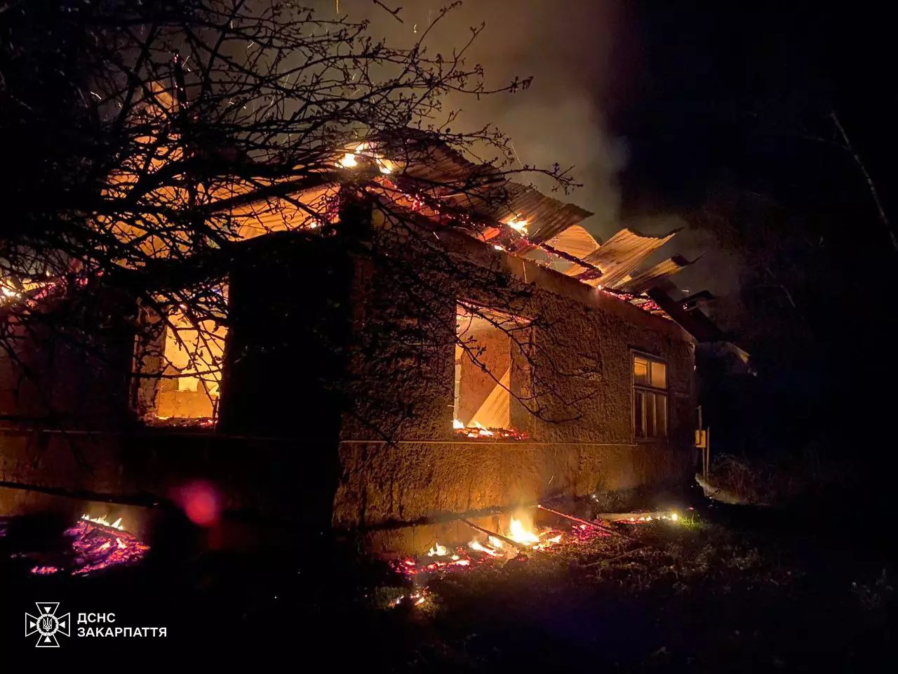 У Липовці Хустської громади вигорів покинутий будинок біля лісу (ФОТО)