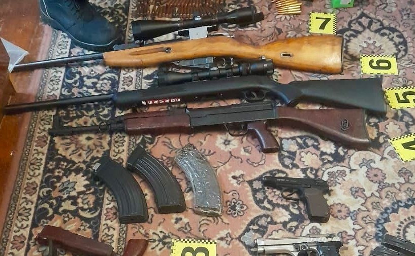 Двоє жителів Квасів на Рахівщині "підробляли" продажем зброї, в обох вилучили "арсенали" (ФОТО)