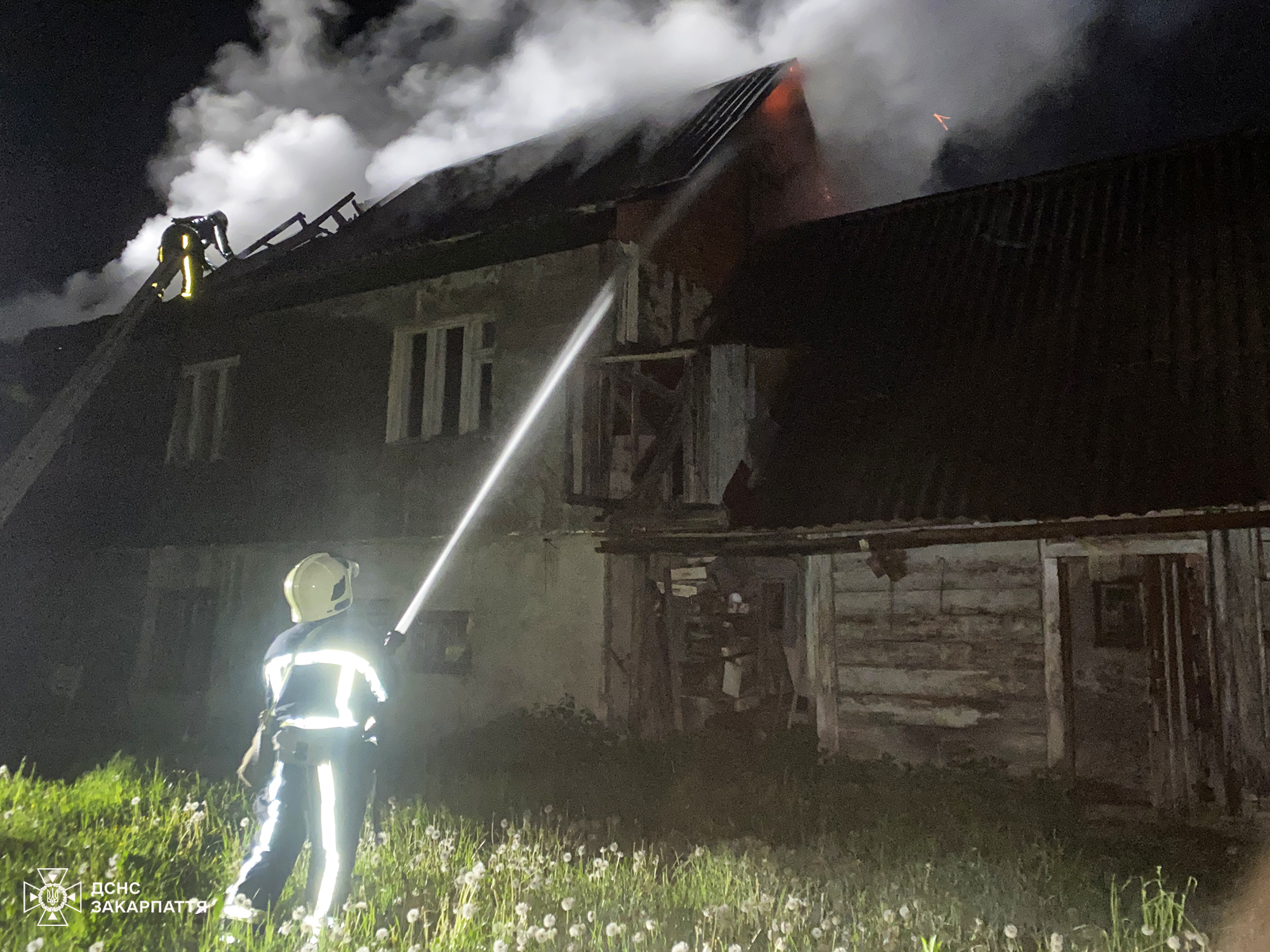 У Міжгір'ї на вулиці Будителів сусіди розбудили господаря, в якого загорівся будинок (ФОТО)