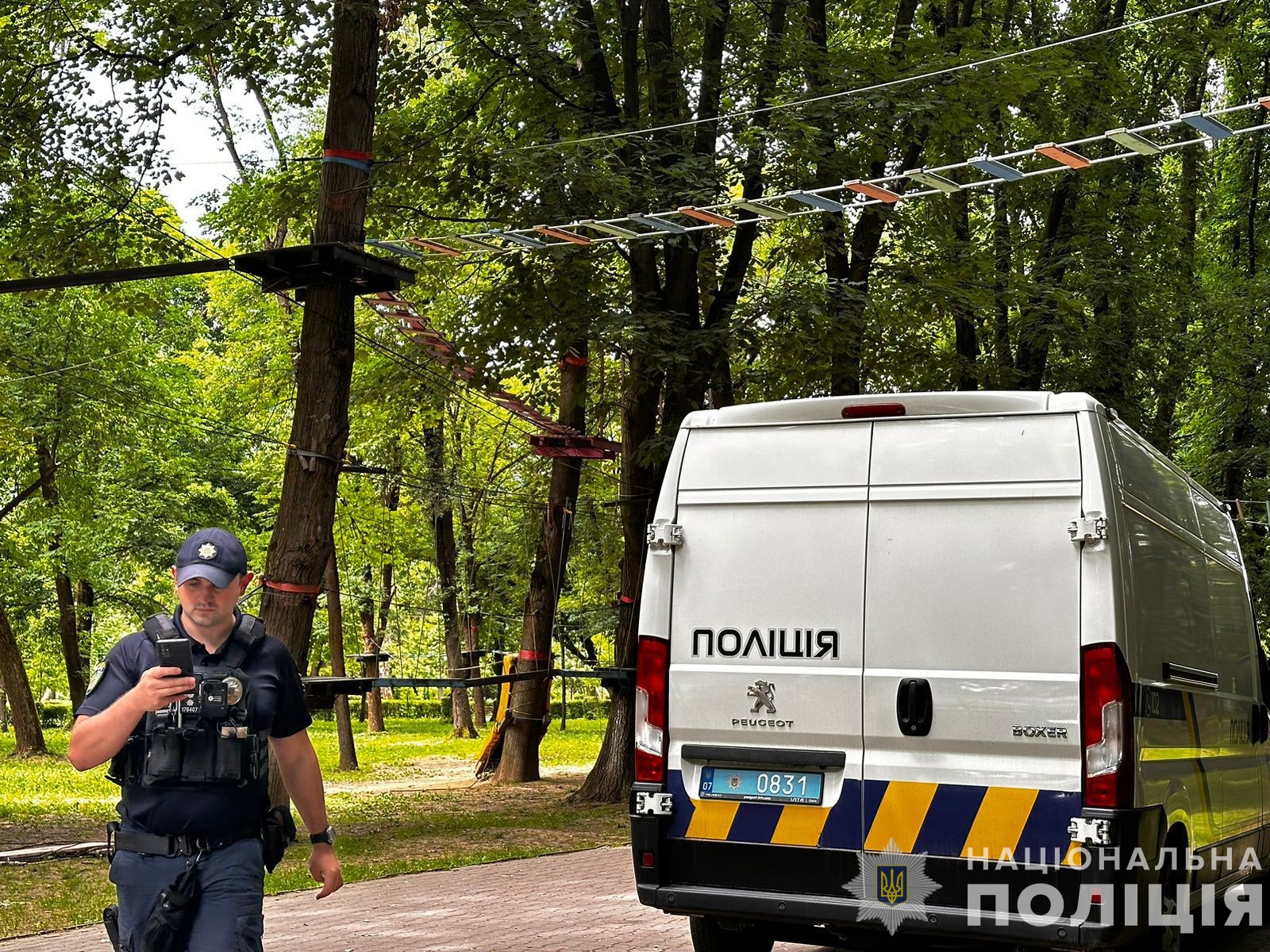 В Боздоському парку Ужгорода обірвався трос мотузкового парку, травмувалося 16 дітей (ФОТО)