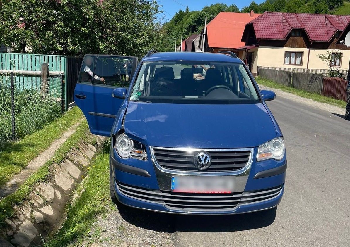У Руській Мокрій на Тячівщині "безправна" 17-річна водійка Volkswagen-а смертельно травмувала 13-річну дівчинку (ФОТО)