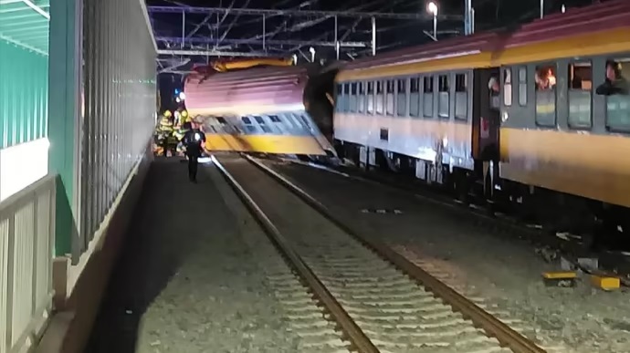 У Чехії пасажирський потяг RegioJet, що їхав в Україну, зіткнувся з вантажним: четверо людей загинуло, багато травмованих