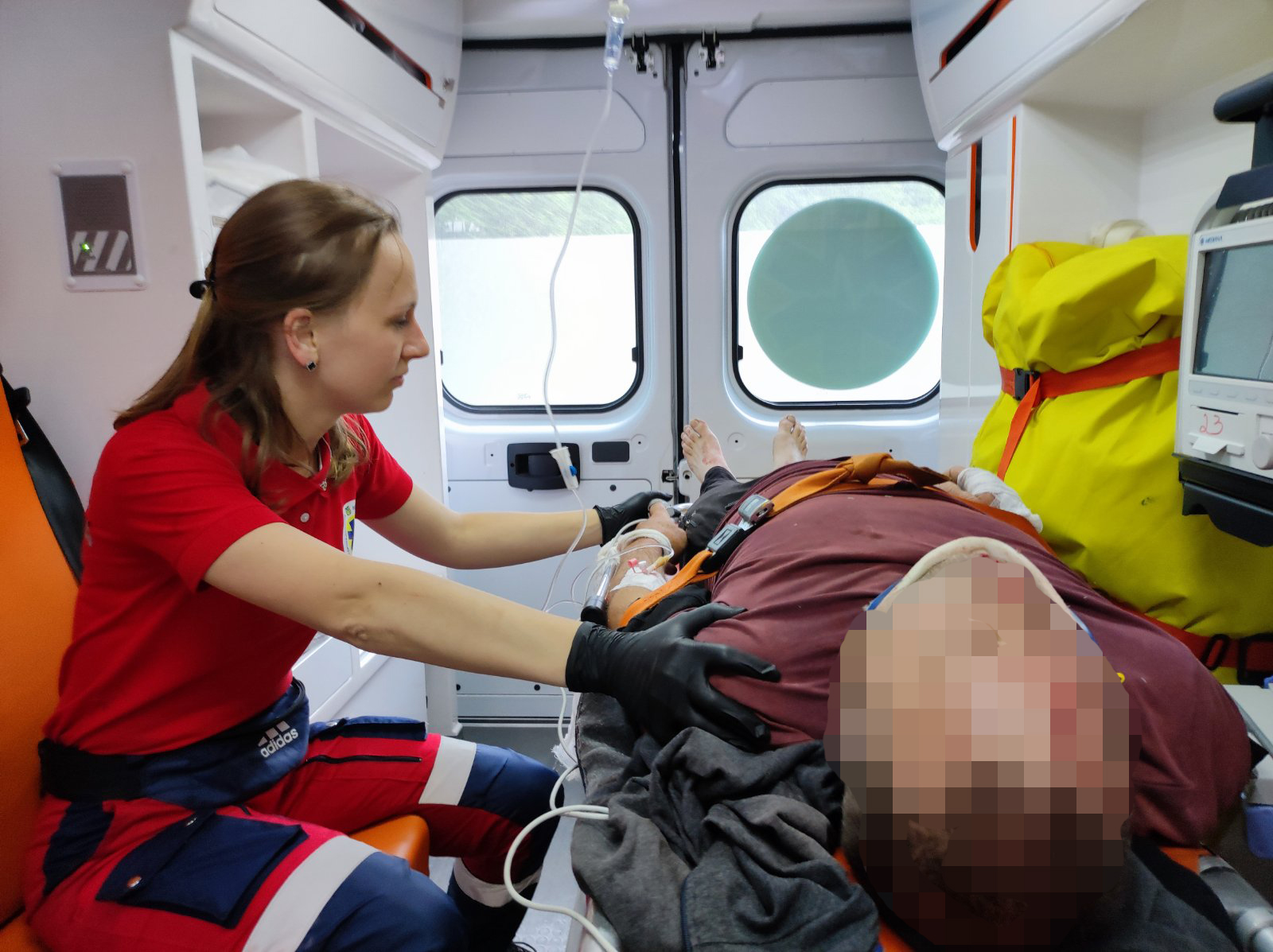 Через травми, отримані в зіткненні з мікроавтобусом, 49-річного мотоцикліста з Квасів на Рахівщині транспортували до лікарні в Тячеві (ФОТО)