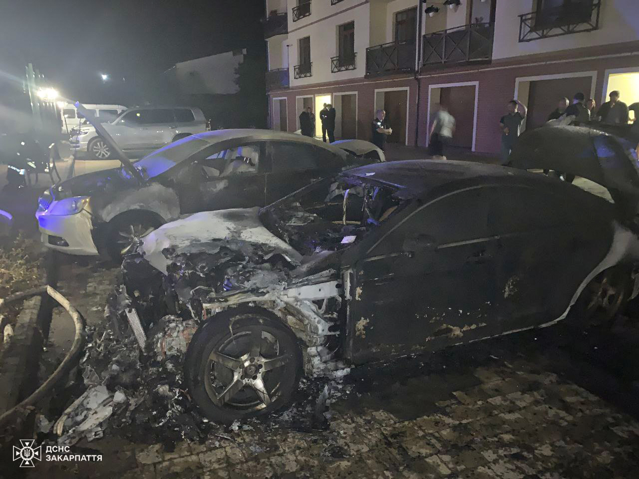 В Ужгороді вночі спалили Mercedes, вогонь пошкодив і припаркований поруч Buick (ФОТО)