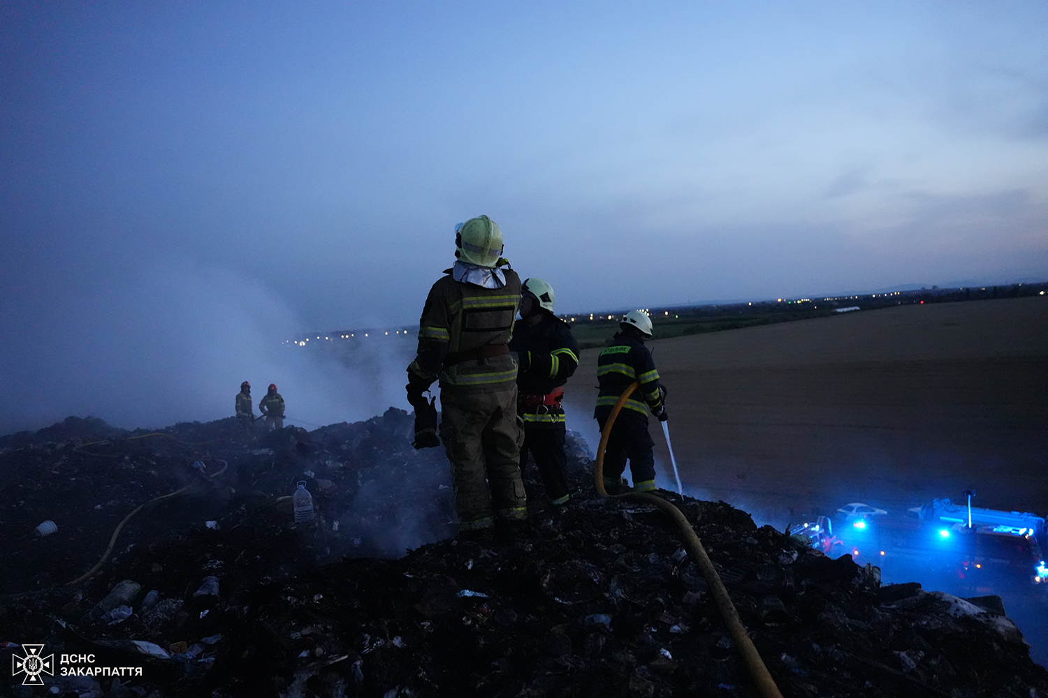 Пожежу на сміттєзвалищі в Барвінку гасили 11 годин (ВІДЕО)