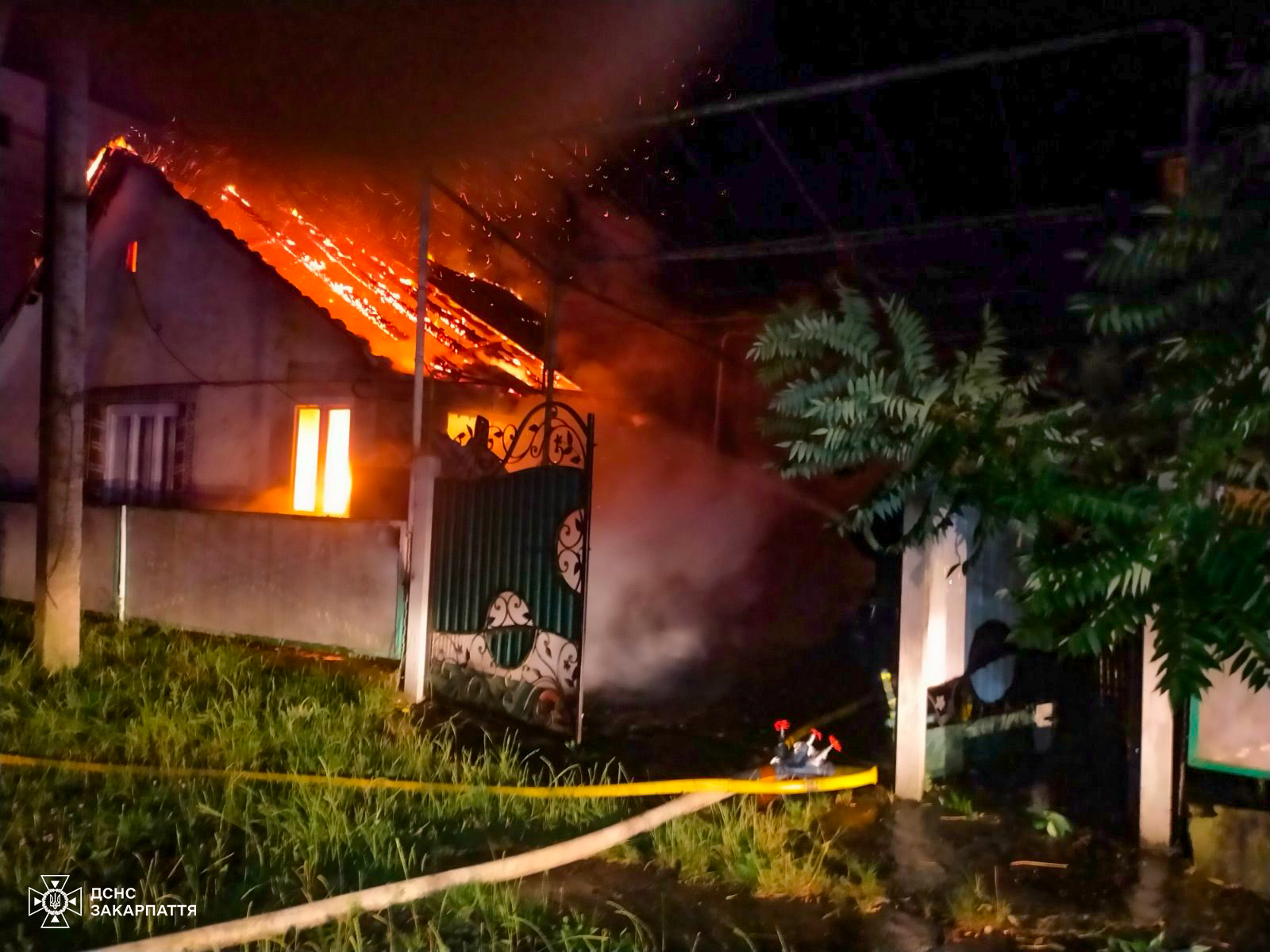 У Крайникові Хустської громади через блискавку згоріла надвірна споруда (ФОТО)