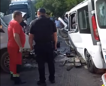 Поліція розповіла про обставини "смертельного" зіткнення мікроавтобусів біля Ганьковиці на Мукачівщині (ВІДЕО)
