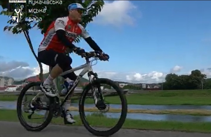 80-річний велоспортсмен з Мукачева долає по 200 кілометрів на день (ВІДЕО)