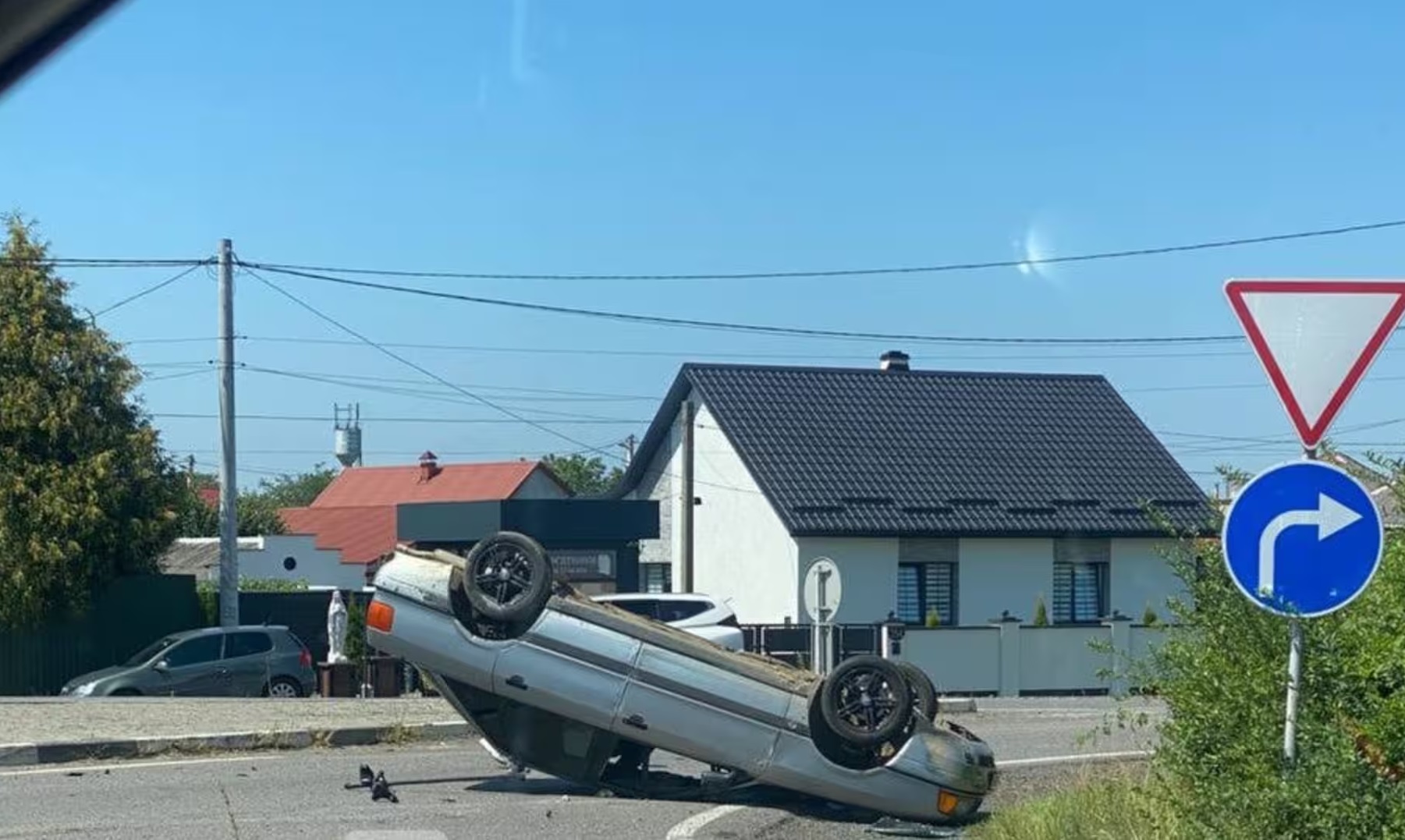 ФОТОФАКТ. При в'їзді в Ужгород внаслідок ДТП авто перекинулося на дах